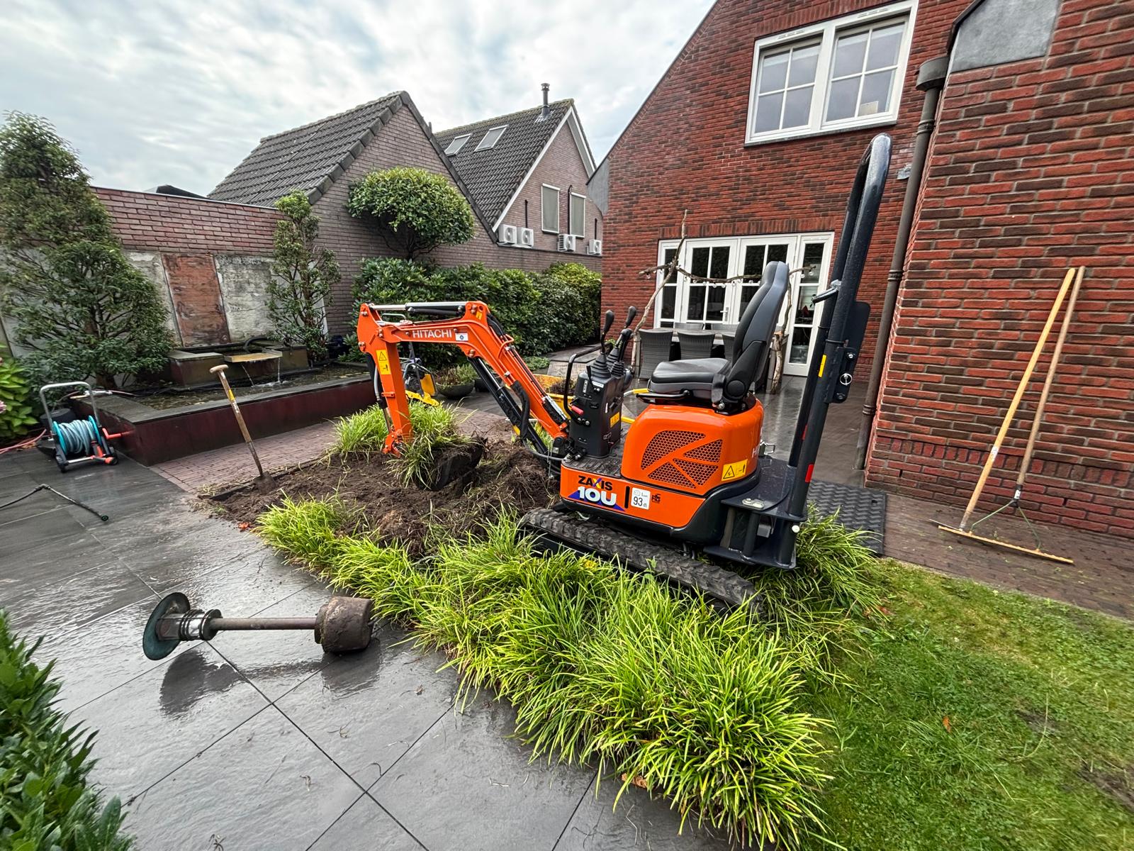 Minigraver aan het werk in achtertuin