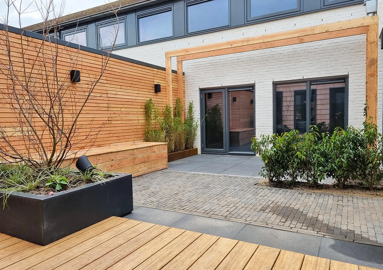 Moderne patio met pergola en houten vlonder