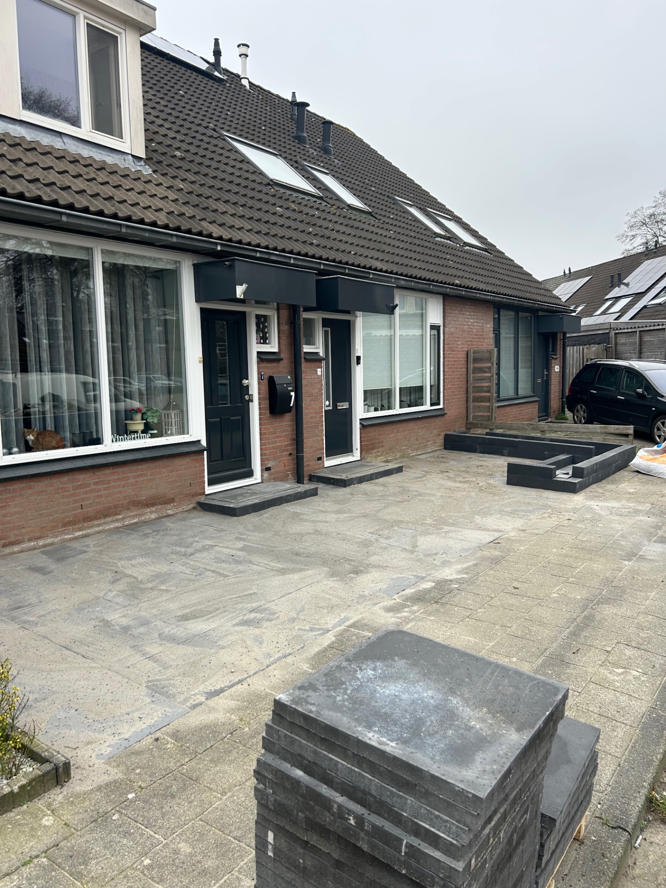 Voortuin met strakke bestrating
